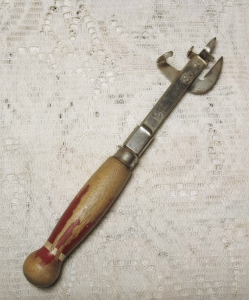 The Mysterious Old-Fashioned Kitchen Gadget That’s Confusing Everyone Online – Here’s What It Actually Is