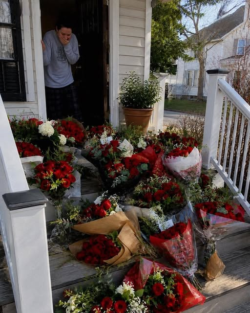 A Hundred Roses Covered My Porch While I Was Away — Then I Found the Note That Destroyed My World