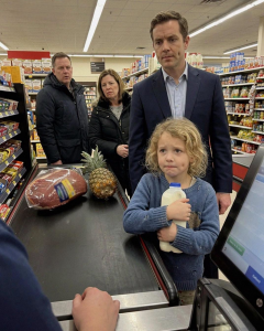 Grocery Store Clerk Buys Milk for Hungry Eight-Year-Old Girl and Triggers a Massive Secret Reunion