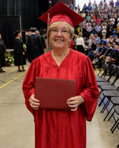 THE INSPIRING STORY OF A 62-YEAR-OLD GRADUATE WHOSE FAMILY WAS TOO EMBARRASSED TO ATTEND – ONE PROFESSOR’S GESTURE CHANGED EVERYTHING