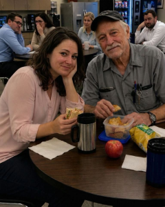THE HEARTWARMING STORY OF THE WOMAN WHO ATE LUNCH WITH THE LONELY JANITOR FOR 11 YEARS – WHAT SHE DISCOVERED AT HIS FUNERAL CHANGED EVERYTHING
