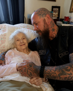 THE BIKER AT MY DYING MOTHER’S BEDSIDE: THE HEARTBREAKING SECRET THAT SHATTERED MY WORLD